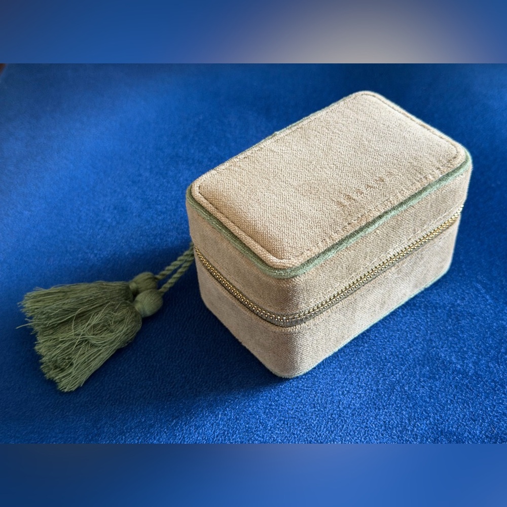 🇫🇷 NWOT ✨ Sézane Velvet Travel Jewelry Case, Green - Picture 2 of 6